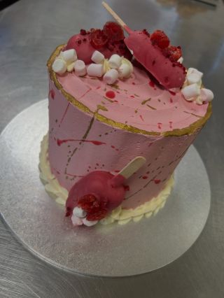 🩷🩷Ružová zvonku, karamelová zvnútra 🍰🩷🩷 lieskové orechy a karamel #pink #cake #karamel #hazelnuts #bakeryelove #sweettooth...